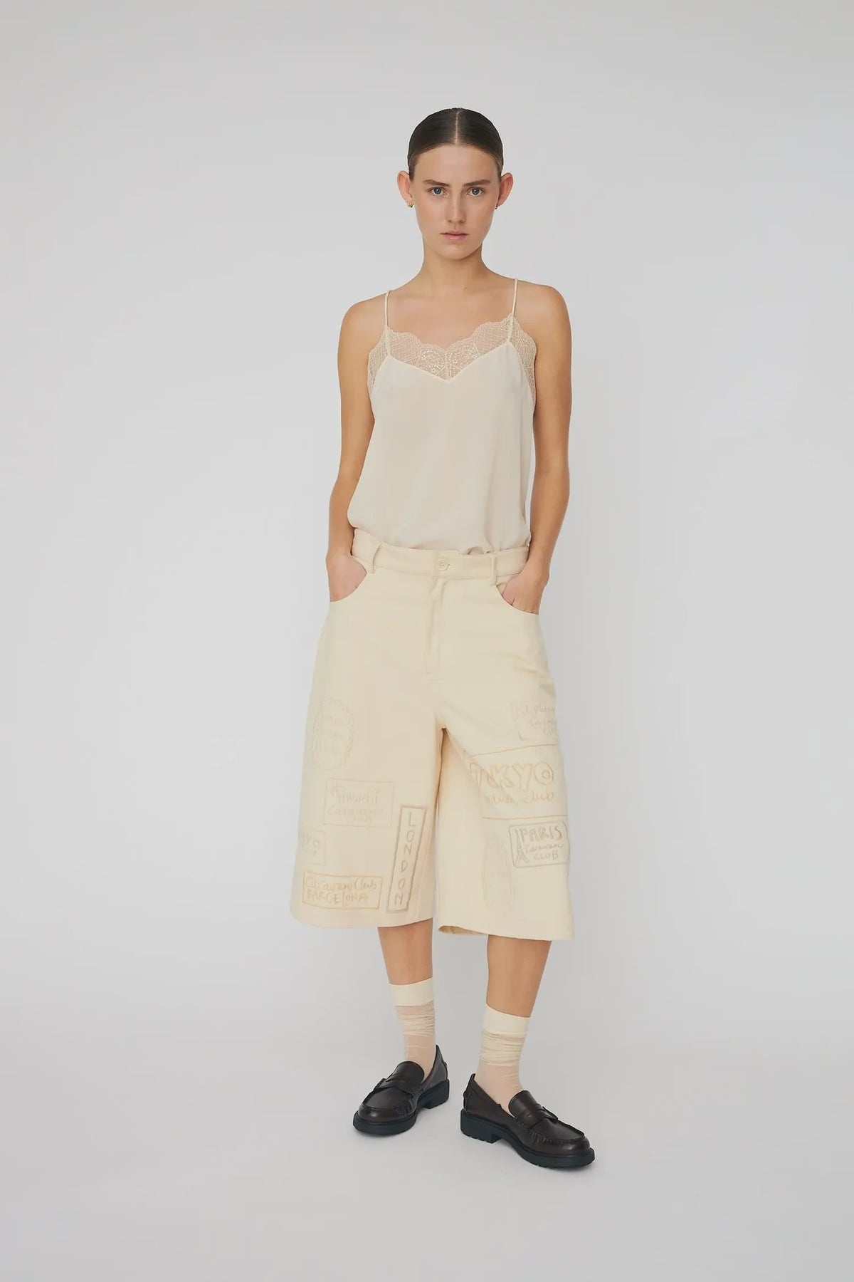 CROPPED PANTS W/ PATCHES