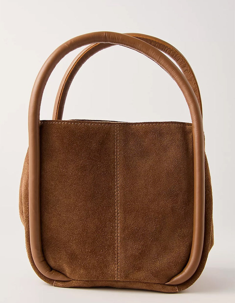 BARLOW BUCKET BAG / COGNAC