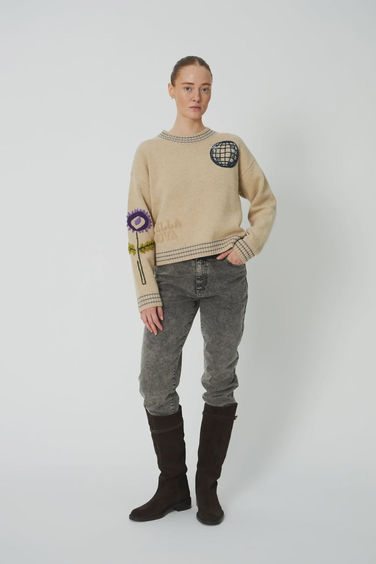 KNITTED SWEATER WITH EMBRIODERY
